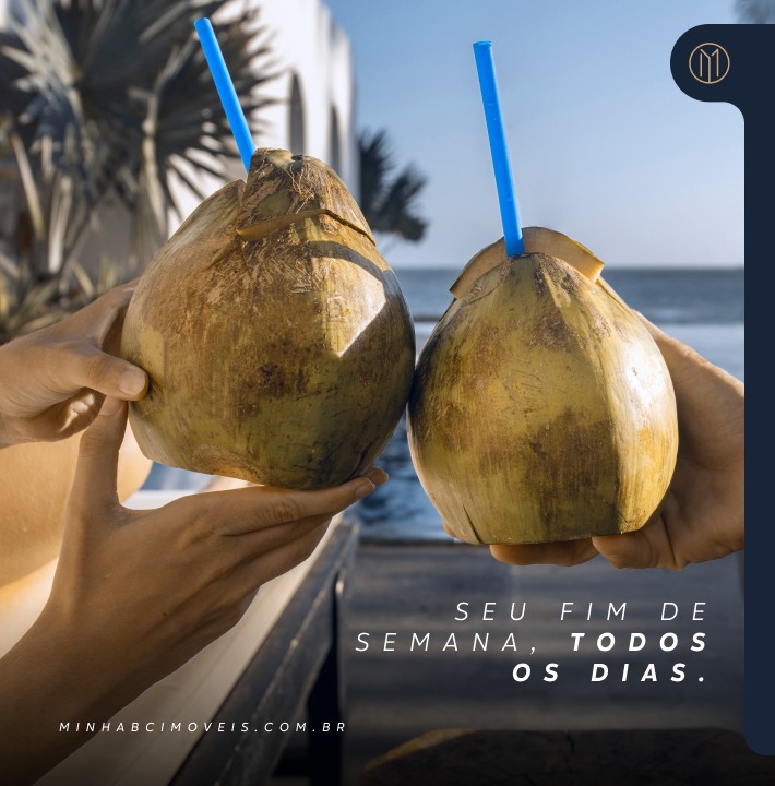 Brinde com cocos na varanda frente mar, e a frase Seu fim de semana, todos os dias