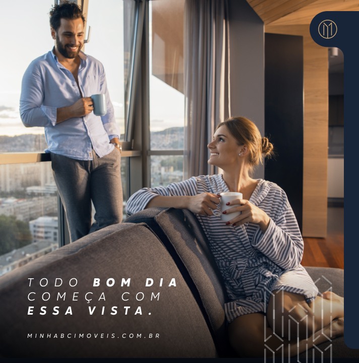 Casal tomando café na sala com vista, e a frase Todo bom dia começa com essa vista