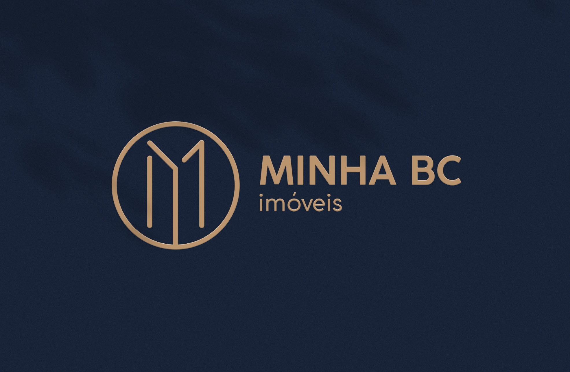 Logo Minha BC Imóveis em dourado sobre azul-noite