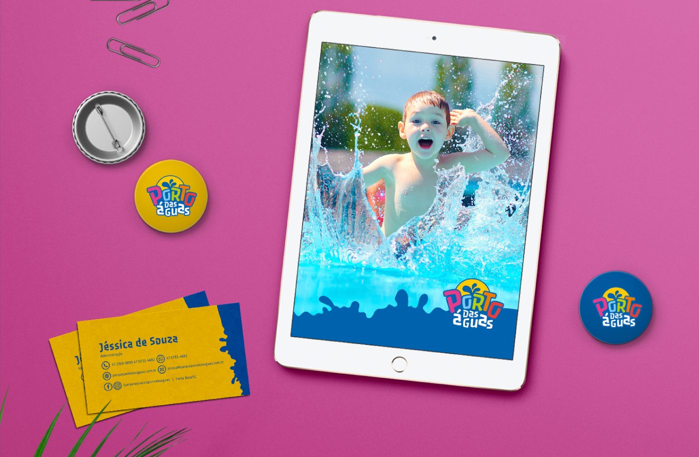 Cartões de visita, bottons e tablet com foto de criança no toboágua