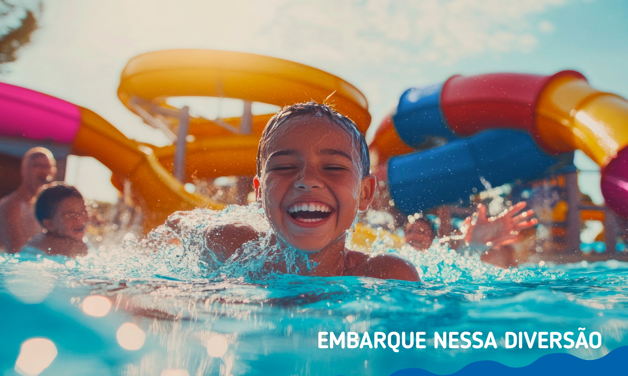Criança sorrindo na piscina com toboáguas coloridos ao fundo e a frase Embarque nessa diversão