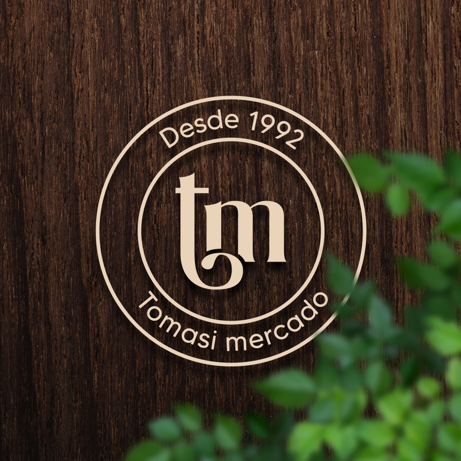 Selo circular Tomasi Mercado Desde 1992 sobre madeira