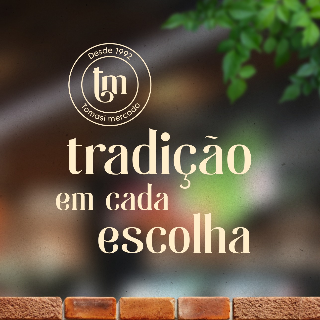 Selo Desde 1992 e a frase tradição em cada escolha sobre o mercado desfocado